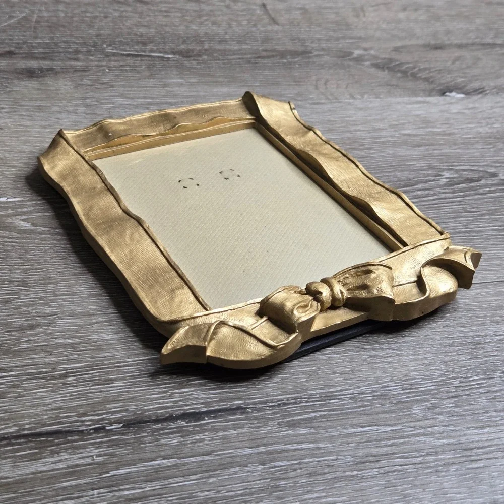 Gold Resin Ribbon Bow 7.5x6 Vintage Style Two's Company Tabletop Picture‎ Frame